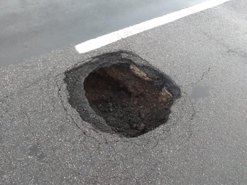 Buraco na BR-101 em Santa Rosa do Sul deixa trânsito em meia pista 