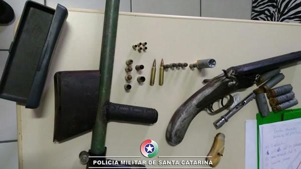 Drogas, armas e munições são apreendidas em operação policial 