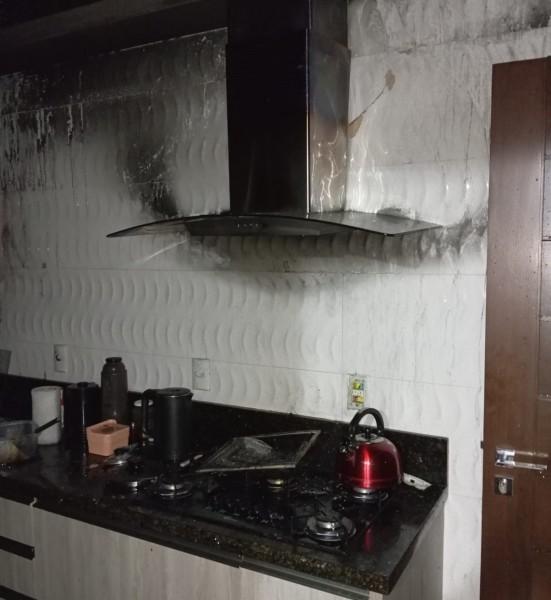 Panela com óleo pega fogo e danifica cozinha de casa em Santa Rosa do Sul
