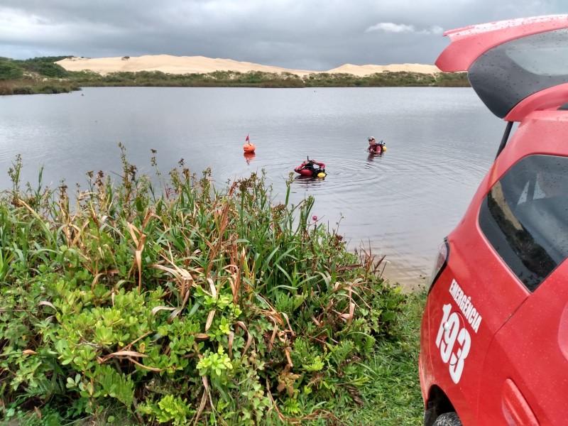 Bombeiros encontram corpo de banhista que se afogou em lagoa de Imbituba 