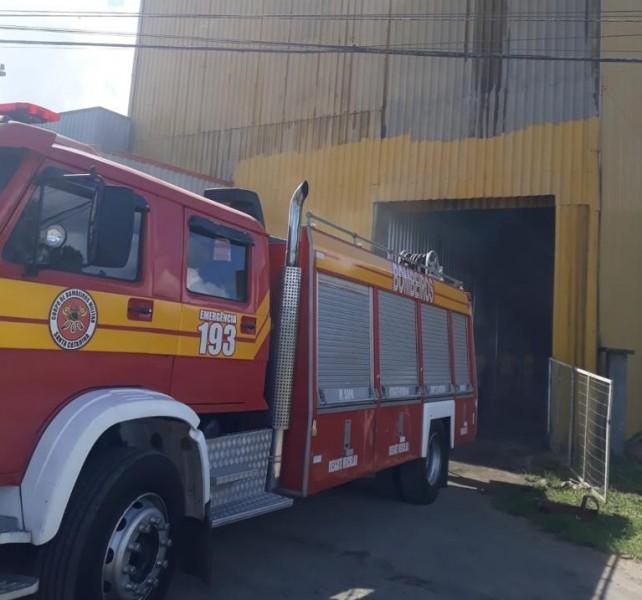 Bombeiros combatem incêndio em indústria do setor de arroz