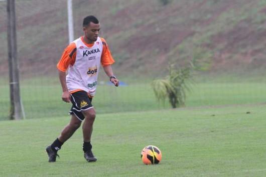  Versátil, João Vitor não escolhe posição para atuar no Criciúma