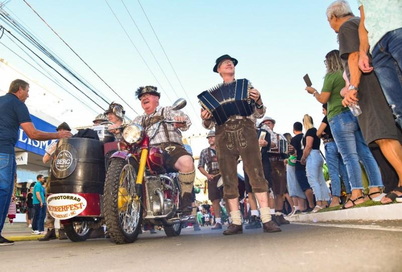 Desfile de Integração Cultural retrata a história da imigração e emancipação de Forquilhinha