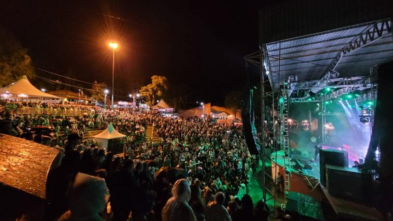 Festa do Vinho: milhares de pessoas prestigiam primeira noite do evento 