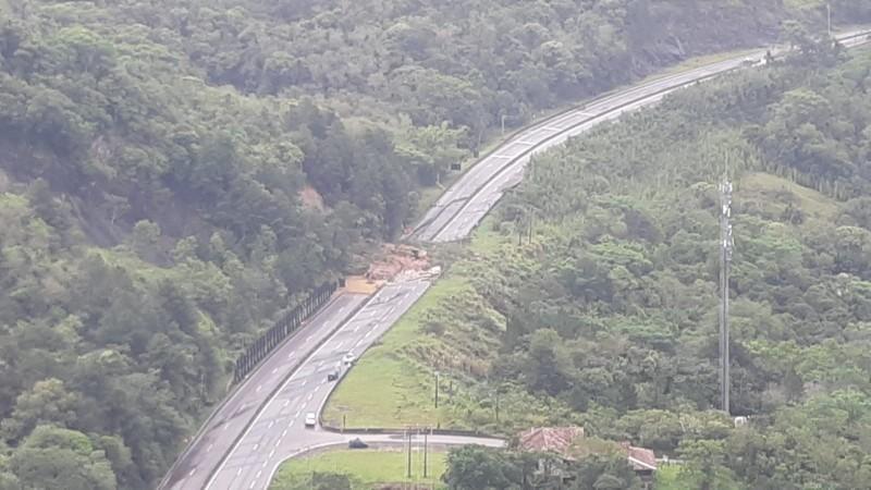 Morro dos Cavalos: equipes iniciam limpeza da rodovia federal