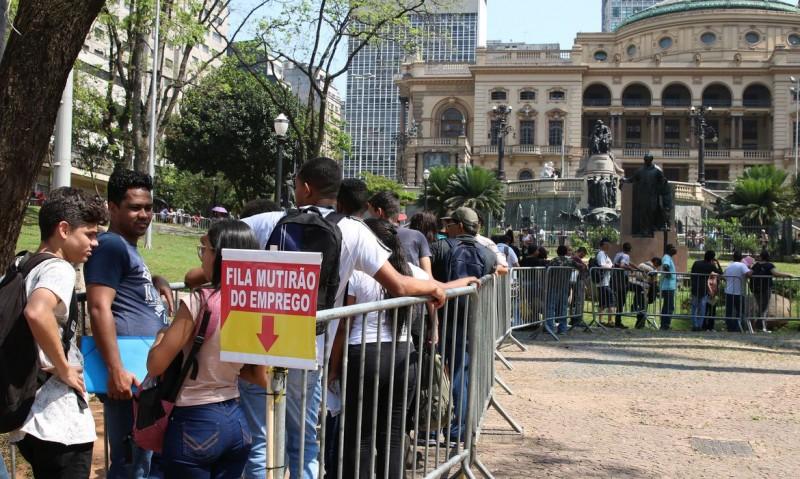 Informalidade atinge 41,6% dos trabalhadores no país em 2019, diz IBGE