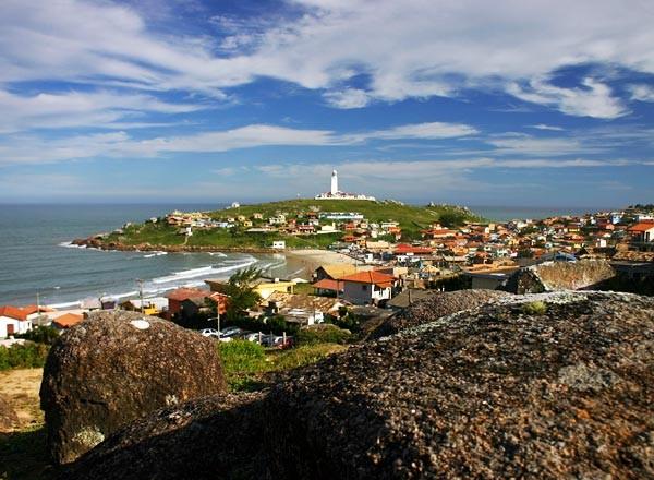 Do costão do Farol de Santa Marta, duas pessoas caem no mar