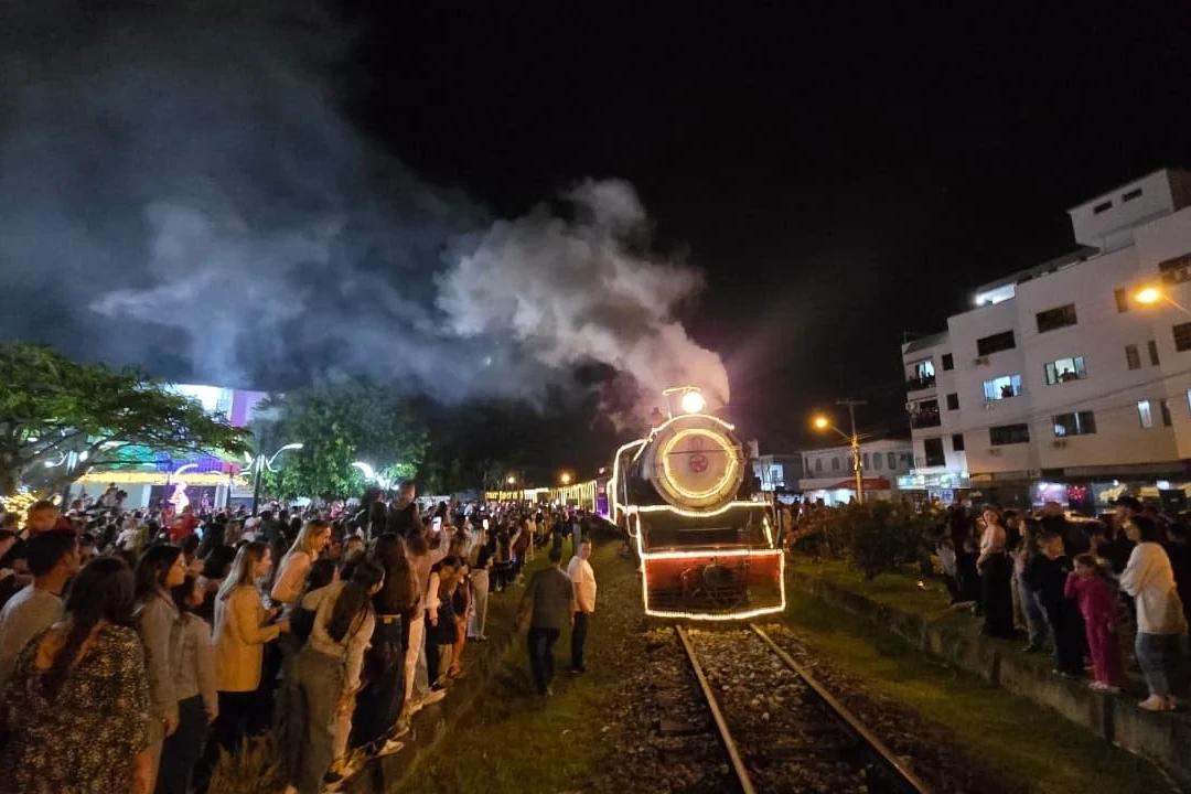 Chegada do Expresso Natalino emociona público na abertura da programação de Natal em Morro da Fumaça