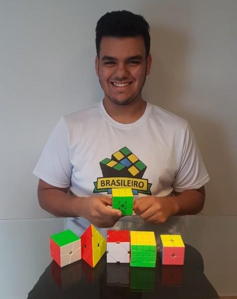 Urussanguense se destaca em campeonato online de cubo mágico