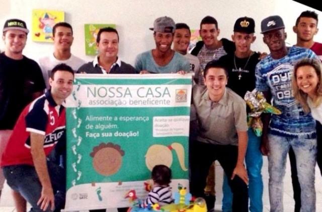 Criciúma e GAB entreguem chocolates para a Nossa Casa