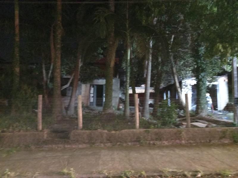 Criciúma: casa abandonada pega fogo no bairro Santo Antônio