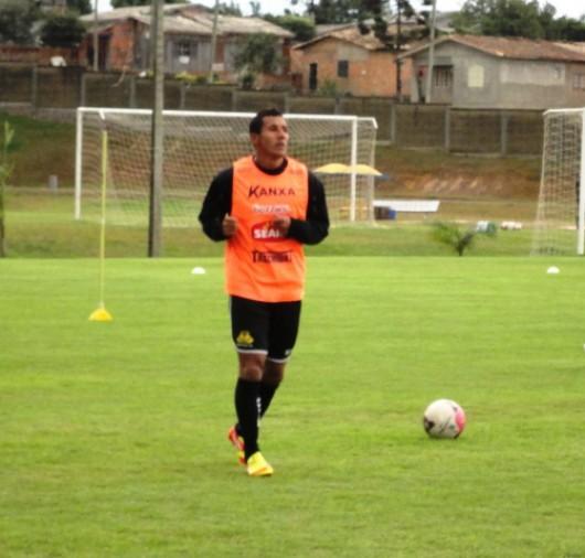 Válber assina contrato com o Tigre
