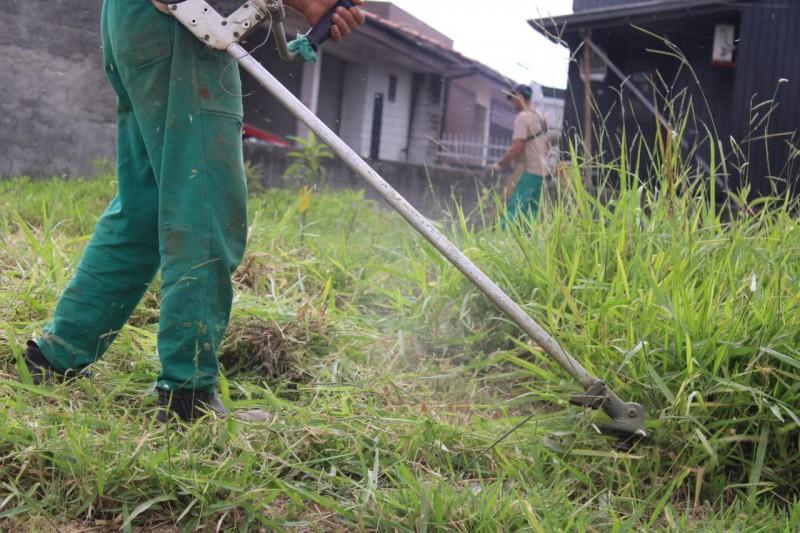 Prefeitura de Morro da Fumaça executa a limpeza de terrenos particulares