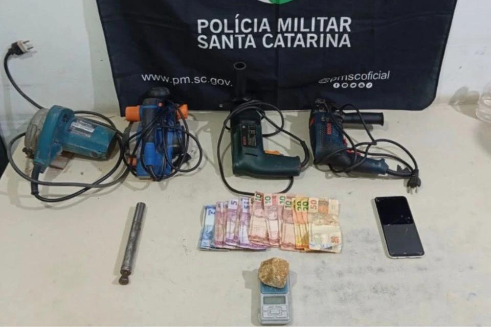Dupla é flagrada com arma de fogo, dinheiro e ferramentas de origem suspeita