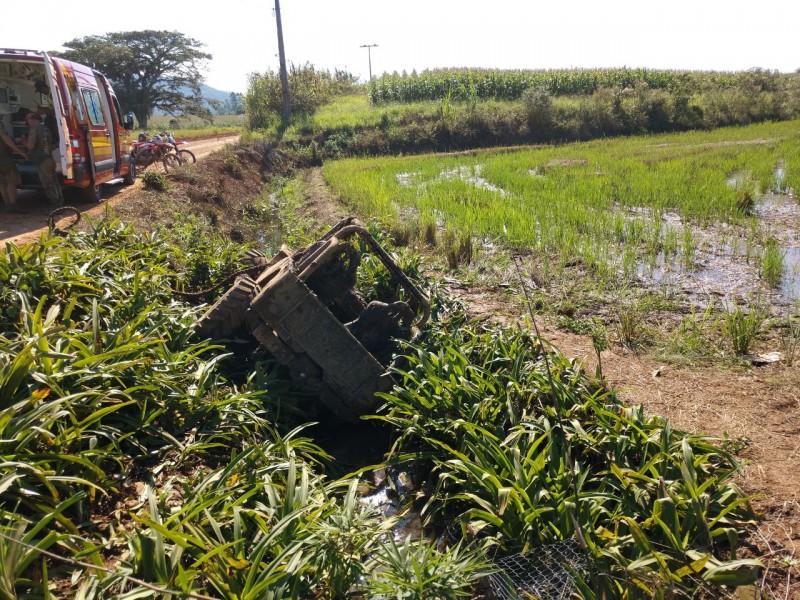 Acidente de trânsito deixa vítima presa nas ferragens