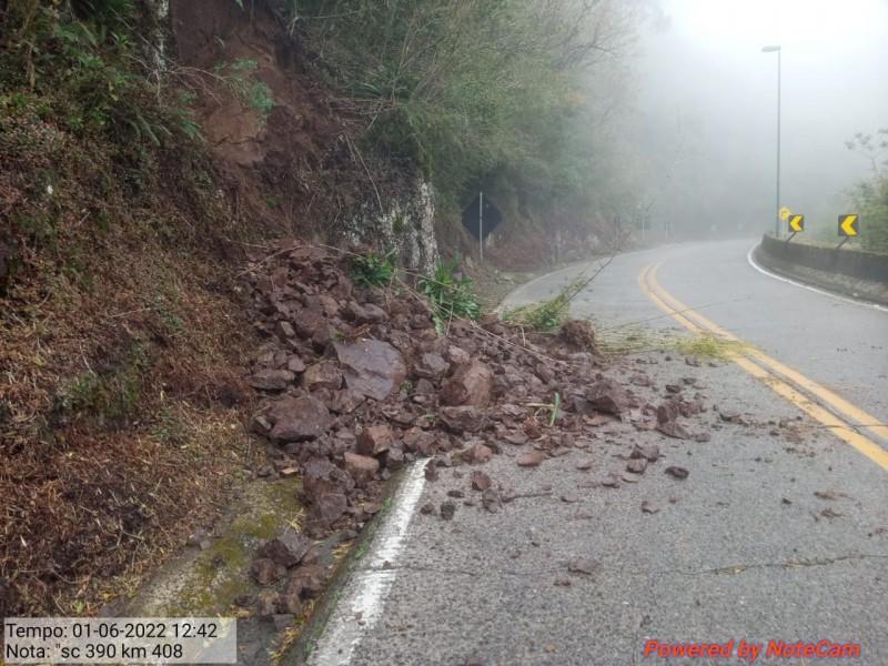 Queda de barreira deixa trânsito em meia pista na Serra do Rio do Rastro