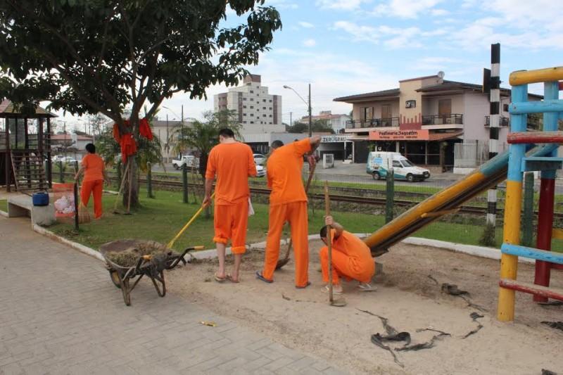 Projeto de ressocialização beneficia comunidade com limpeza urbana
