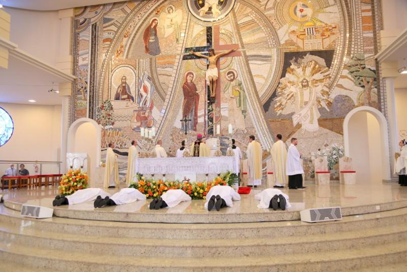 Diocese de Criciúma ordena cinco novos diáconos