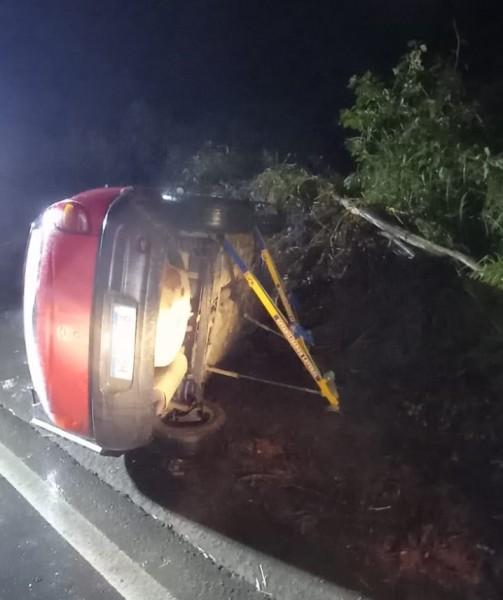 Motorista é hospitalizada após colisão seguida de capotamento em Urussanga