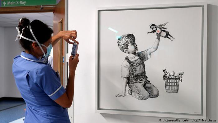 Bansky mostra enfermeira como heroína em nova obra