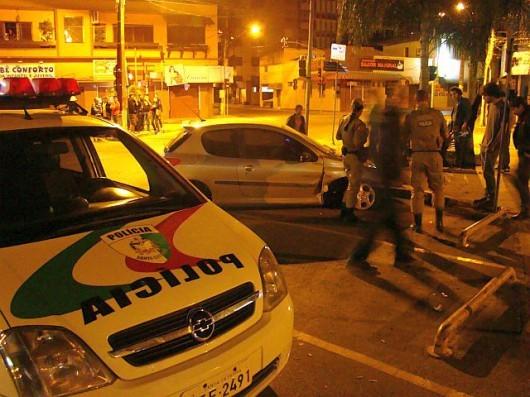 Carro fica destruído em acidente na Hercílio Luz