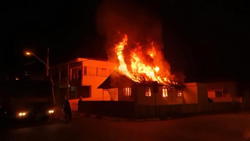 Moradora fica ferida após incêndio em residência