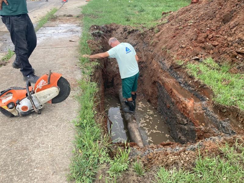 Com queda de ponte, adutora da Casan rompe e prejudica abastecimento de água em Içara
