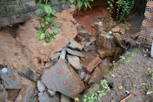 Moradores aguardam retirada de pedras no leito do rio Criciúma