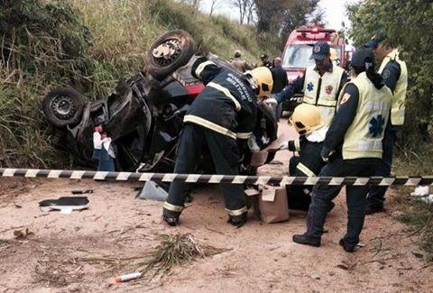 Motorista morre ao sair da pista e capotar na BR-101