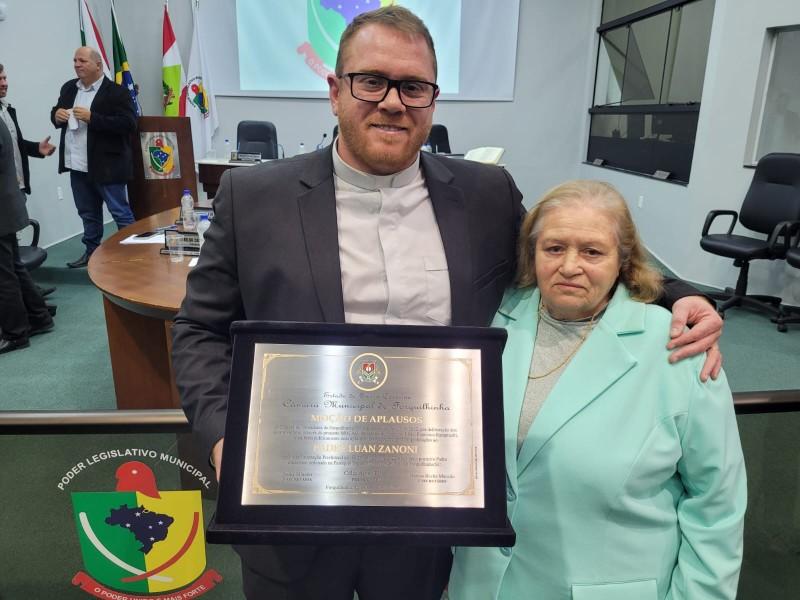 Padre Luan Zanoni recebe Moção de Aplausos em Forquilhinha