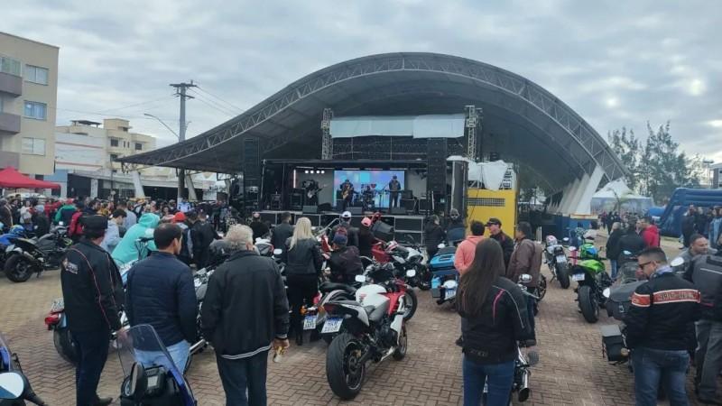 1º Moto Peixe é sucesso e lota a praça central