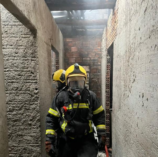 Criciúma: incêndio danifica telhado de casa no bairro São Francisco