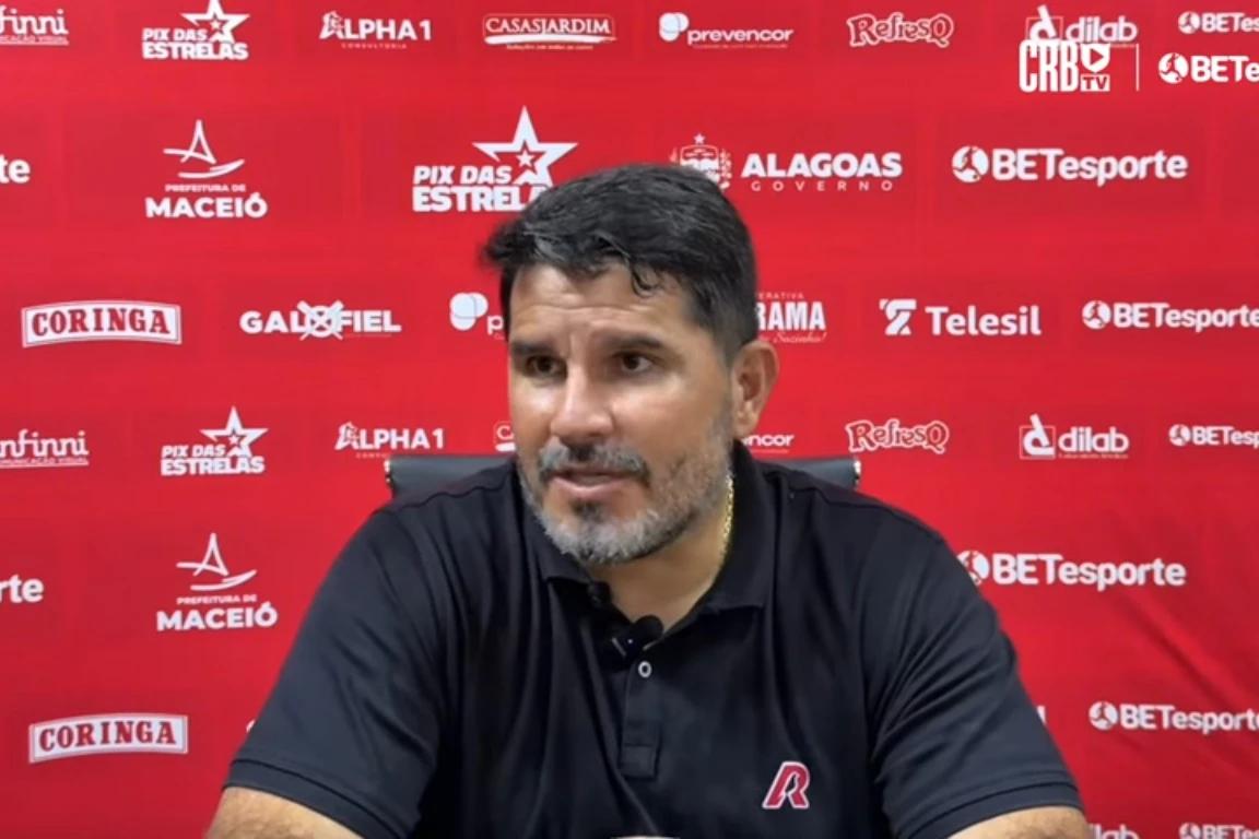 ‘A arbitragem teve um impacto direto no jogo’, afirma Barroca sobre vitória do Criciúma
