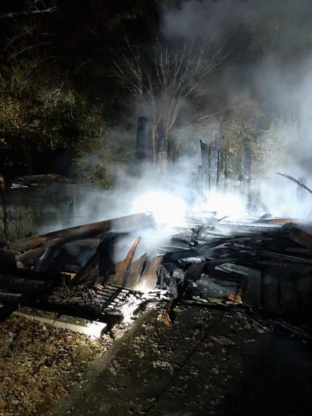 Incêndio em casa de madeira mobiliza bombeiros em Urussanga 