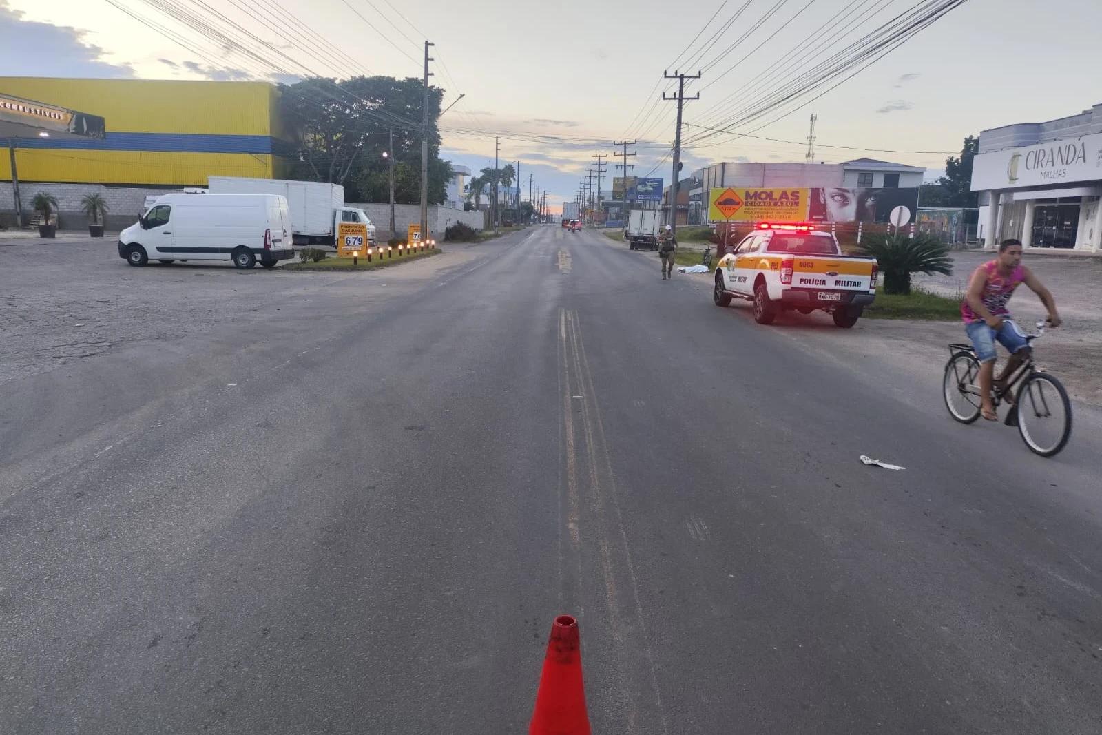 Ciclista morre após ser atingido por caminhão na SC-370
