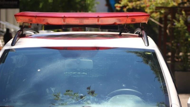 Homem tenta fugir, mas é preso com arma carregada, drogas e mais de R$ 7 mil