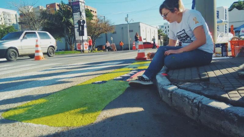 Faixas são grafitadas em ação do Maio Amarelo, em Içara