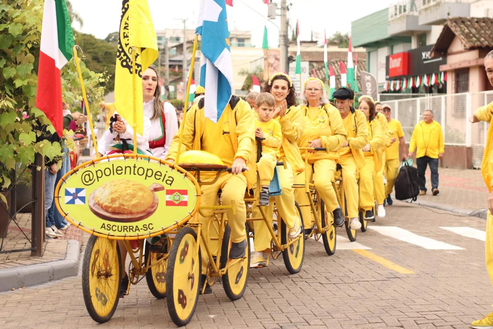 Com canções e desfile, Polentopéia diverte público na Festa da Gastronomia