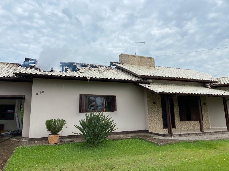 Bombeiros combatem incêndio em casa em Sombrio