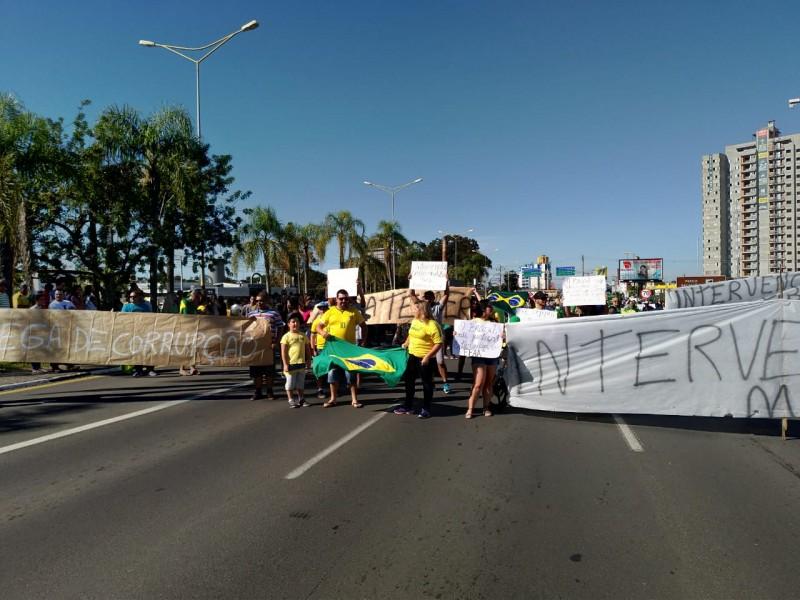 Manifestantes protestam na Centenário e levarão alimentos aos caminhoneiros