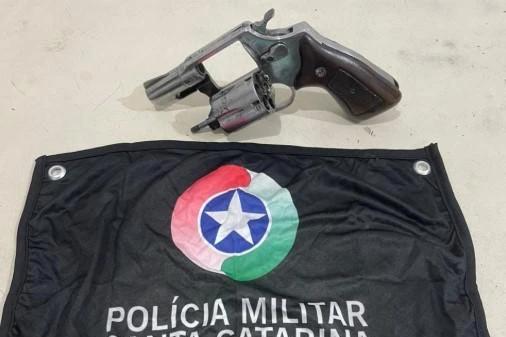 Polícia aborda motorista e encontra arma escondida entre bancos do veículo