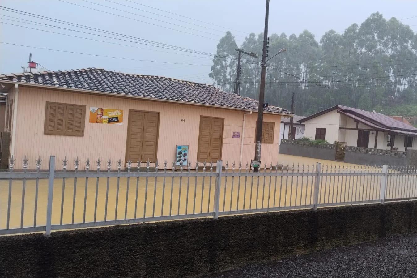 Vídeos: chuva intensa provoca acúmulo de água em ruas de Lauro Müller