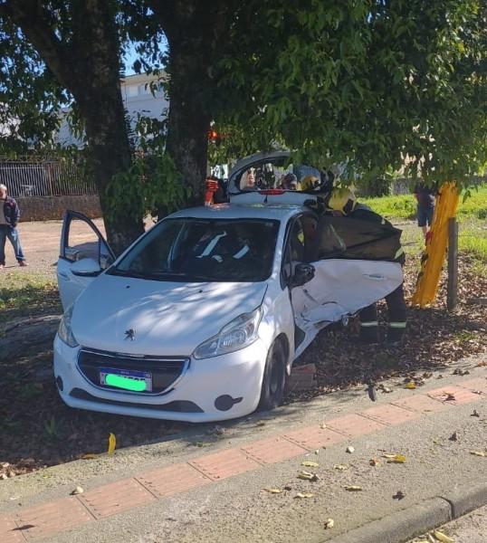Mulher fica presa às ferragens após acidente de trânsito em Criciúma