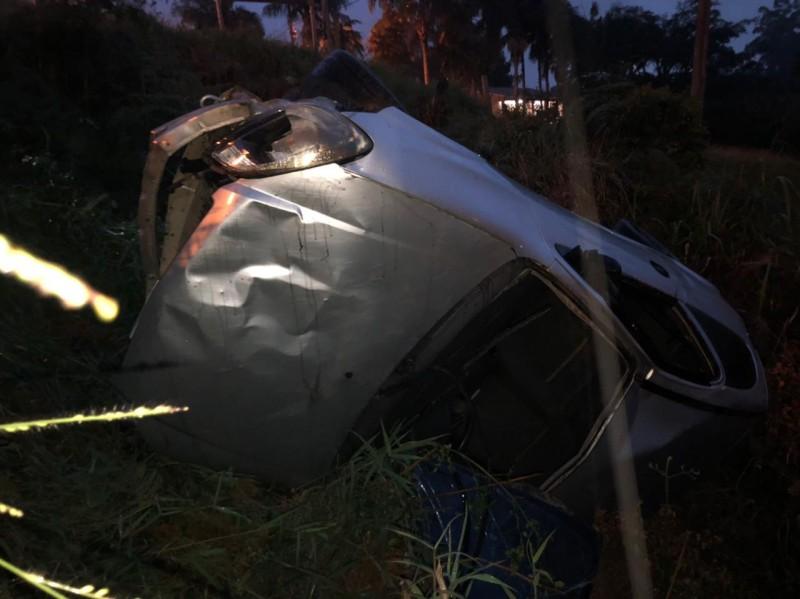Motorista capota carro e cai em ribanceira em Cocal do Sul