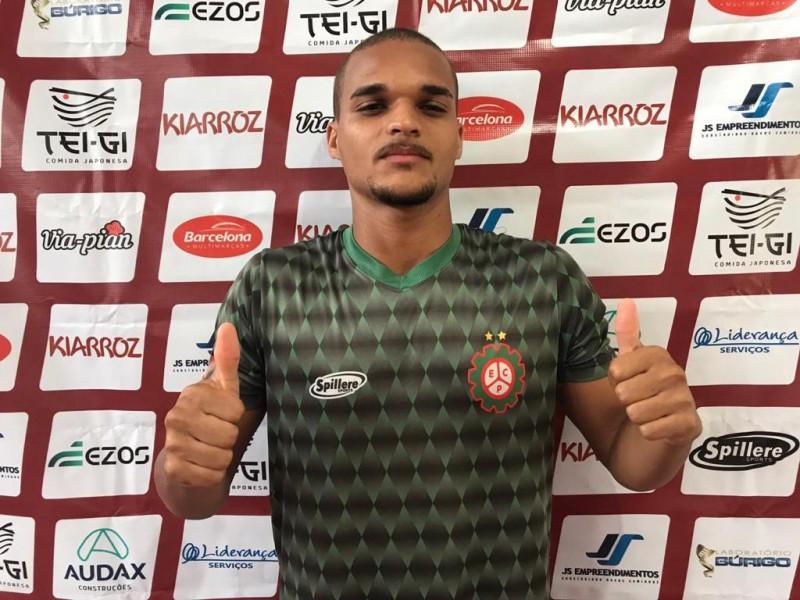 Thainan assina primeiro contrato profissional