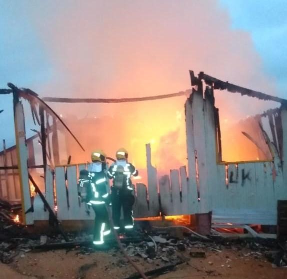 Casa de madeira é destruída por incêndio em Tubarão