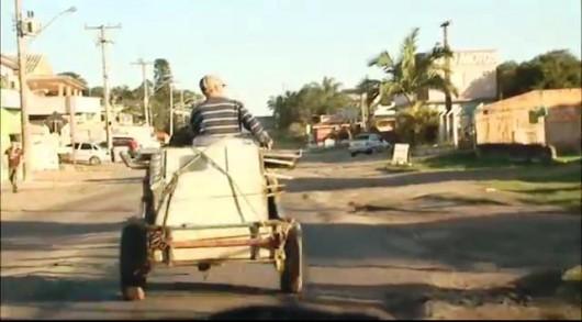 Buracos, poeira e falta de acostamento na avenida Assembleia de Deus