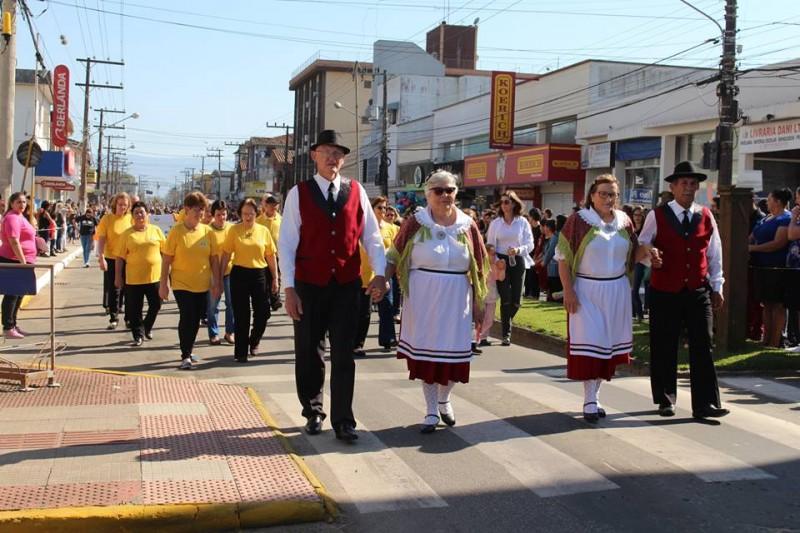 Manhã ensolarada leva centenas de pessoas para prestigiar o desfile cívico 