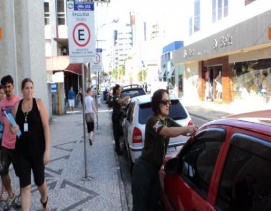 Motorista que estacionar de forma irregular em vagas especiais será multado