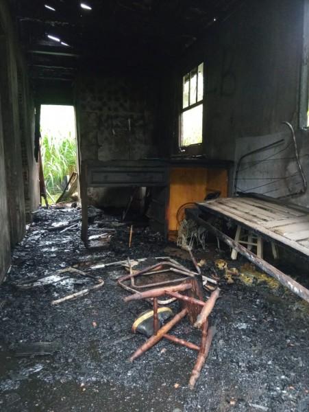 Bombeiros combatem incêndio em residência no bairro Mar Grosso, em Laguna